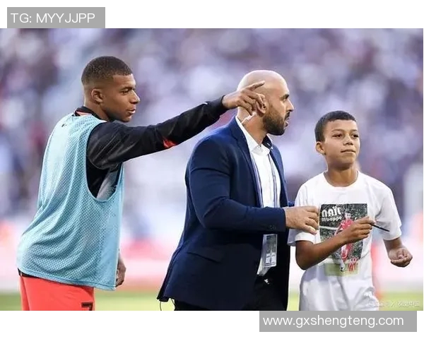 篮球巨星与足球名将携手同框合影 展现跨界运动员的荣耀与友谊