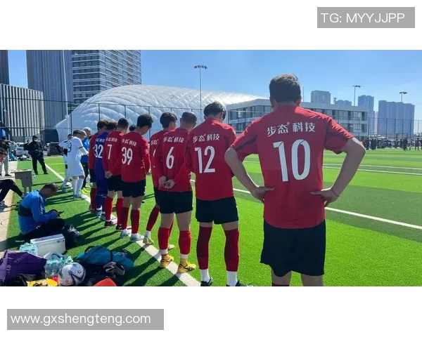 足球巨星夺冠之路：从绿茵场到奖杯背后的奋斗与荣耀