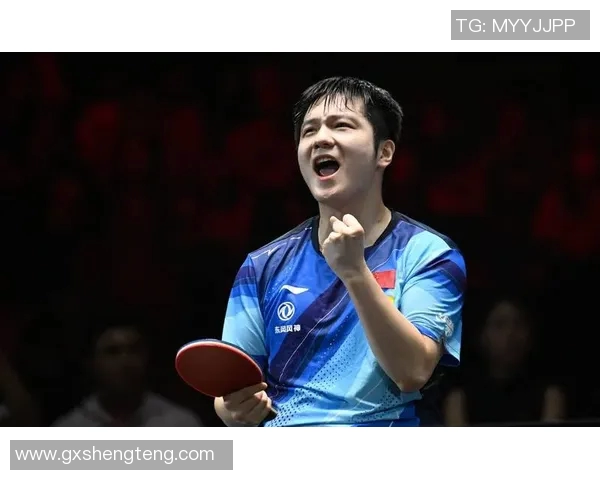 足球球星斜眼神态揭秘：他是如何用眼神征服世界的场上与场外