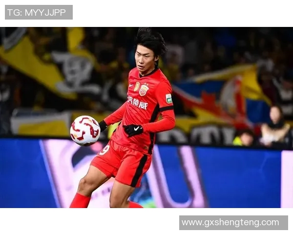 新生代足球中场领军人物崭露头角 引领未来绿茵风潮